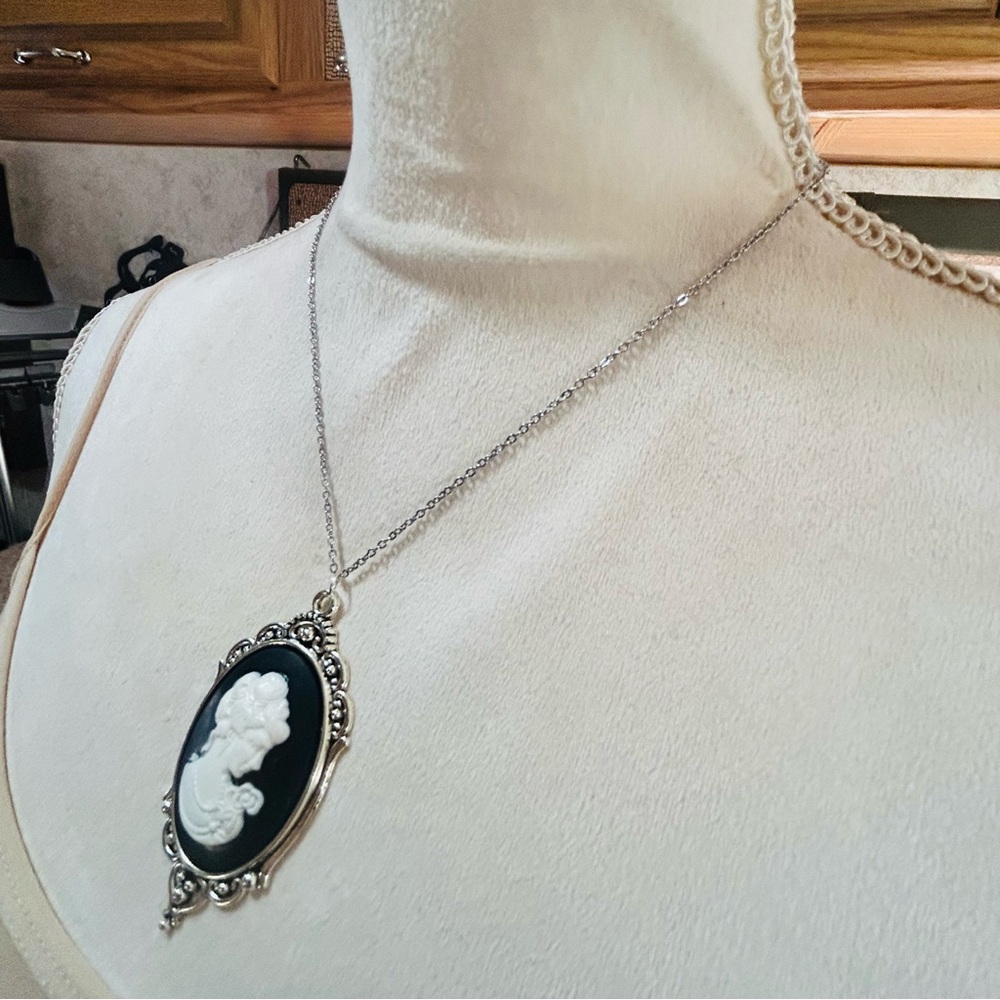 Handcrafted black and white Victorian lady cameo pendant on chain necklace - Picture 3 of 7
